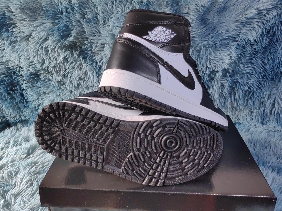Golf Shoes, White Black Colorway, Lace Up Design, Casual Gift for Shoe Lovers