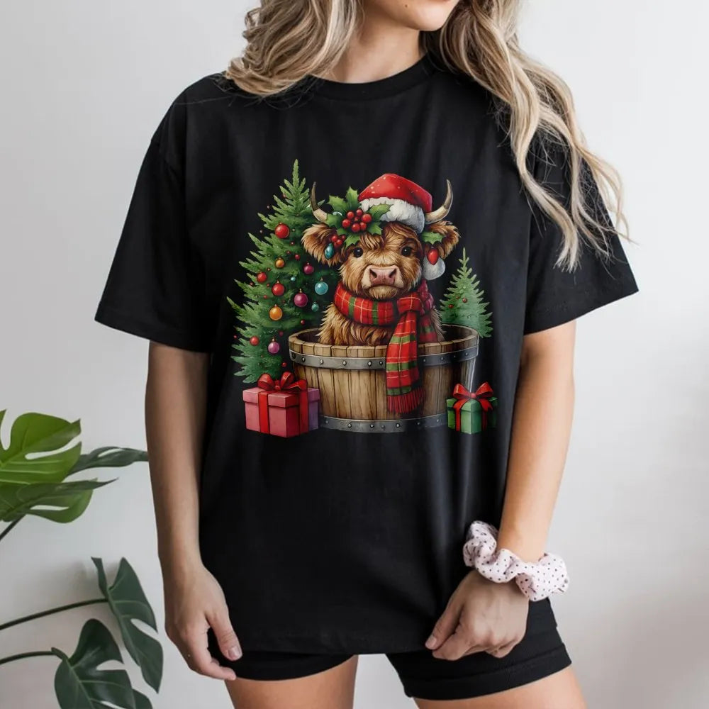 Santa Hat Baby Cow T-Shirt, Highland Cow Christmas Shirt, Festive Farmhouse Graphic Tee, Adorable Holiday Animal Lover T-Shir