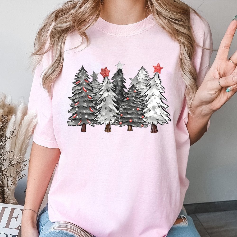 Minimalist Holiday Pine Graphic Tee, Christmas Tree T-Shirt, Festive Winter Seasonal Shirt, Family Xmas Party Outfit, Adorabl
