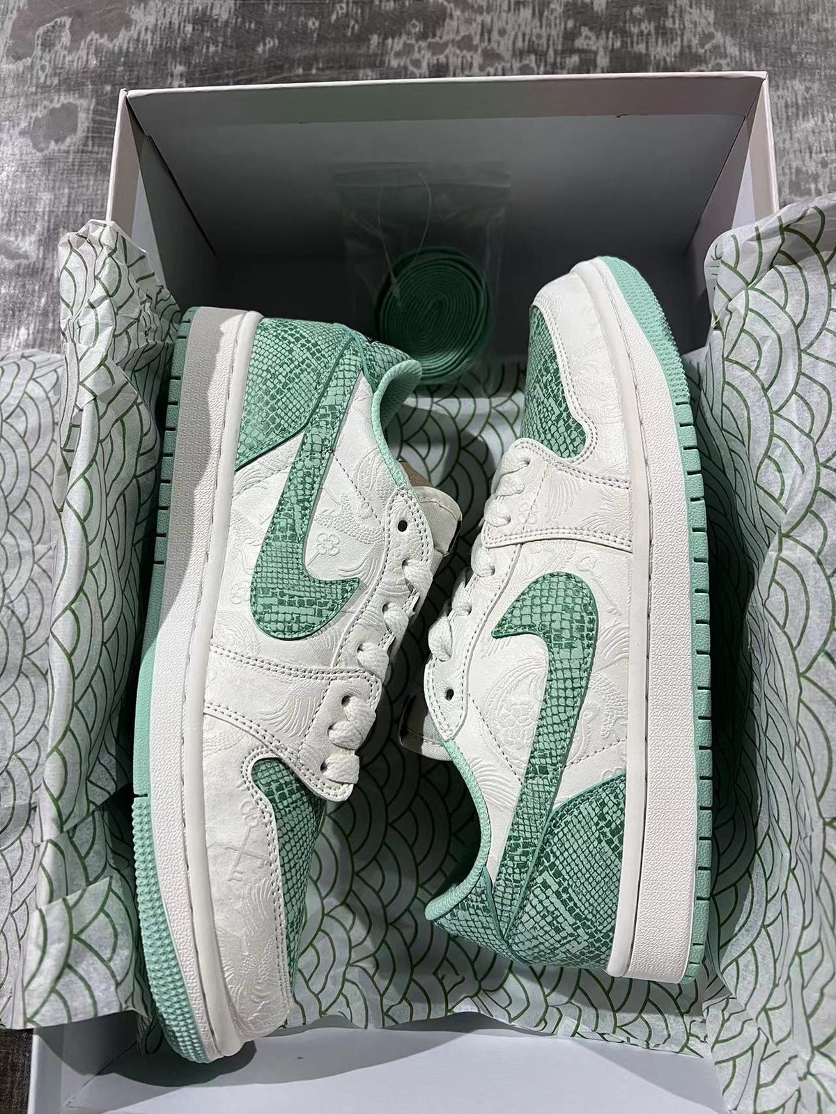 Retro Low Top Sneakers, White Green Colorway, Lace Up Design, Casual Gift for Sneaker Fans
