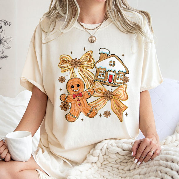 Coquette Christmas Bow Graphic Tee, Gingerbread Man T-Shirt, Adorable Pink Holiday Baking Shirt, Retro Xmas Aesthetic Present