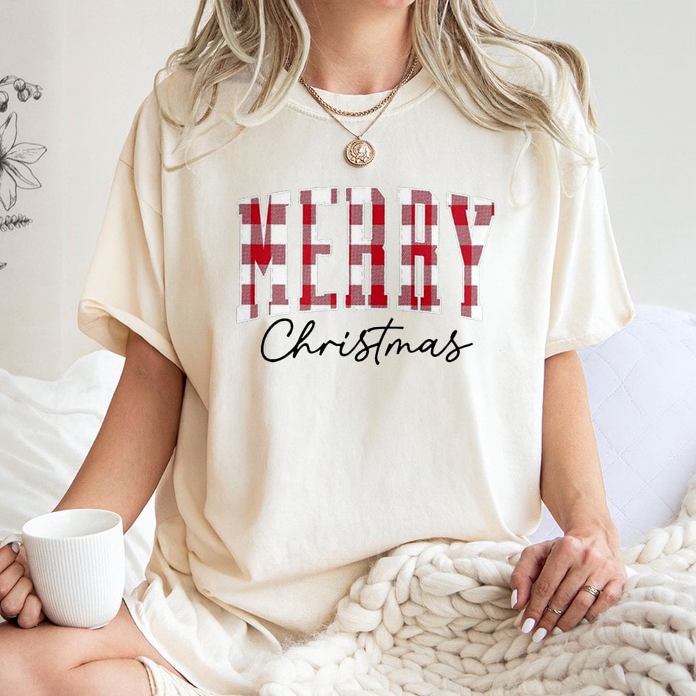 Red Plaid Buffalo Check Holiday Tee, Merry Christmas T-Shirt, Vintage Festive Typography Graphic Shirt, Comfy Xmas Apparel Pr
