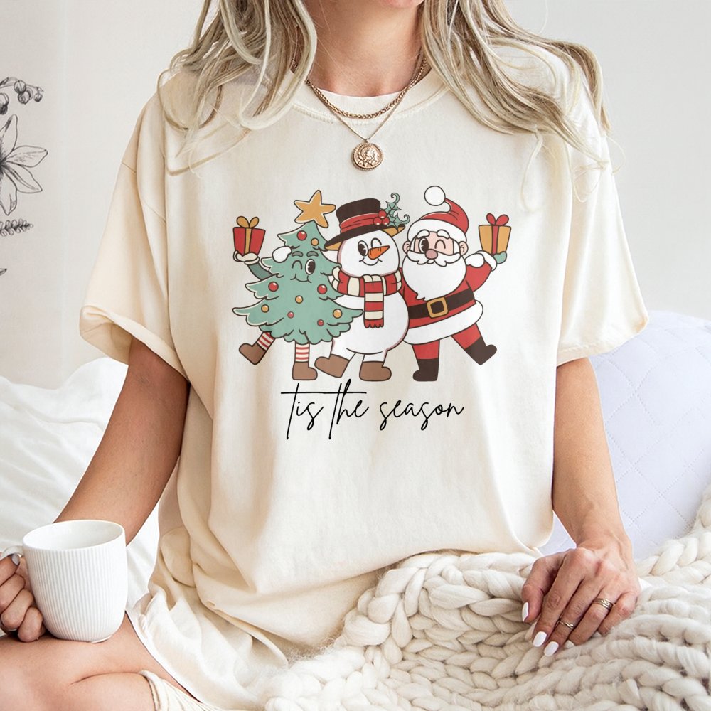 Retro Santa Snowman Graphic Tee, Tis the Season Christmas T-Shirt, Holiday Aesthetic Shirt, Vintage Xmas Family Vacation Top