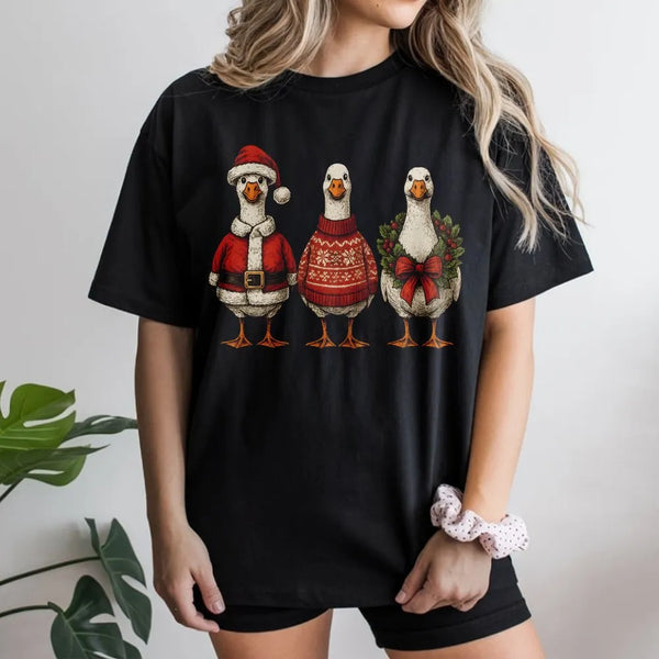 Humorous Santa Bird Graphic Tee, Christmas Goose T-Shirt, Adorable Holiday Goose Shirt, Retro Winter Animal Aesthetic T-Shirt