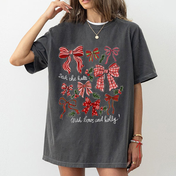 Festive Holly Pattern Graphic Tee, Christmas Bows T-Shirt, Adorable Coquette Xmas Shirt, Retro Holiday Aesthetic Top, Present