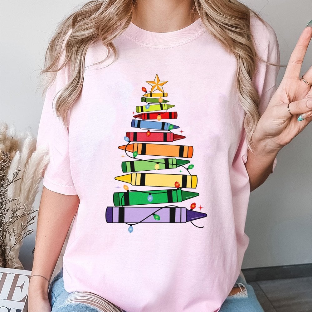 Art Teacher Holiday Tee, Crayon Christmas Tree Teacher T-Shirt, Festive School Season Graphic Shirt, Adorable Elementary Educ