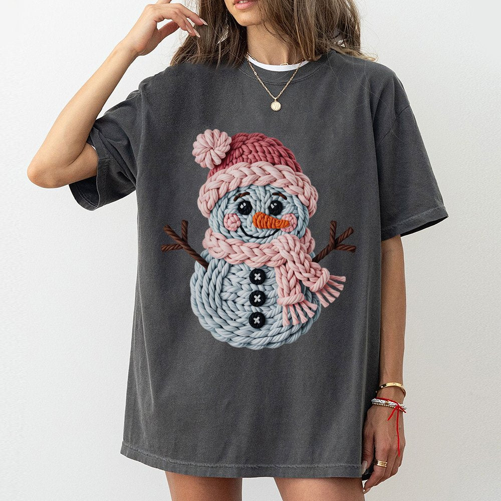 Faux Crochet Yarn Holiday Graphic Tee, Christmas Snowman T-Shirt, Adorable Winter Snowman Shirt, Comfy Festive Apparel Presen