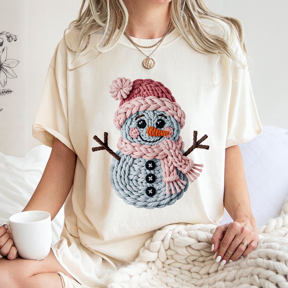 Faux Crochet Yarn Holiday Graphic Tee, Christmas Snowman T-Shirt, Adorable Winter Snowman Shirt, Comfy Festive Apparel Presen