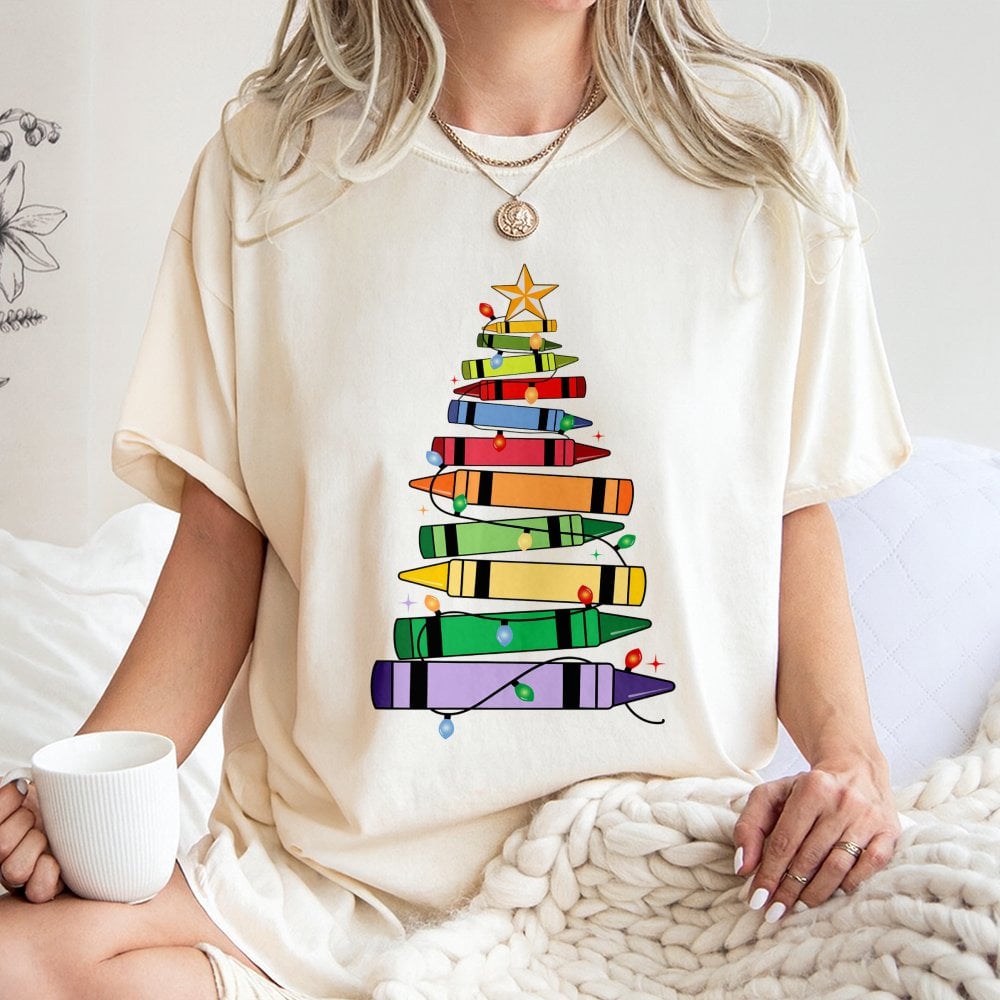 Art Teacher Holiday Tee, Crayon Christmas Tree Teacher T-Shirt, Festive School Season Graphic Shirt, Adorable Elementary Educ