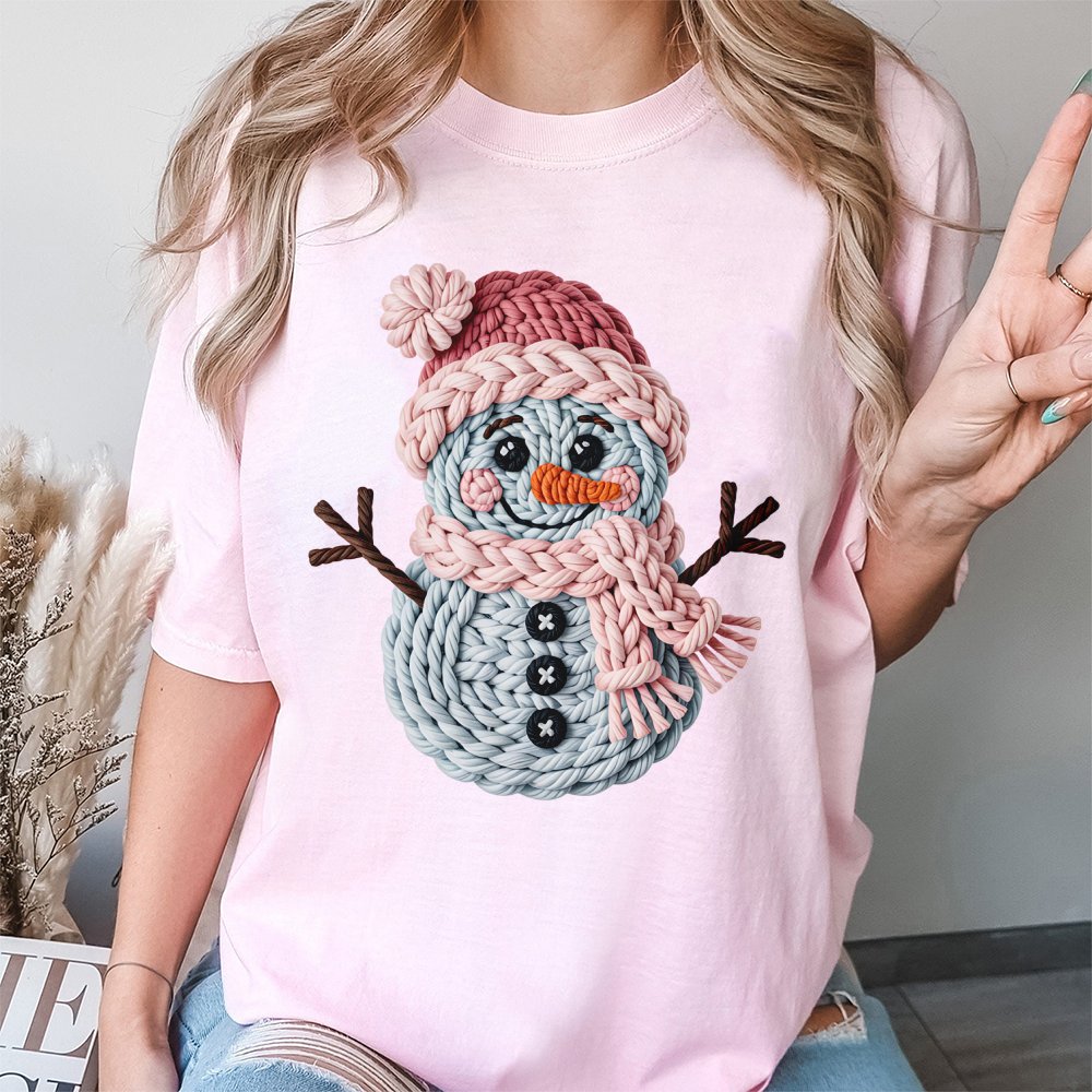Faux Crochet Yarn Holiday Graphic Tee, Christmas Snowman T-Shirt, Adorable Winter Snowman Shirt, Comfy Festive Apparel Presen